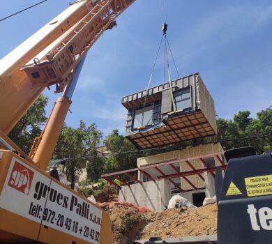 grua elevant part d'un habitatge