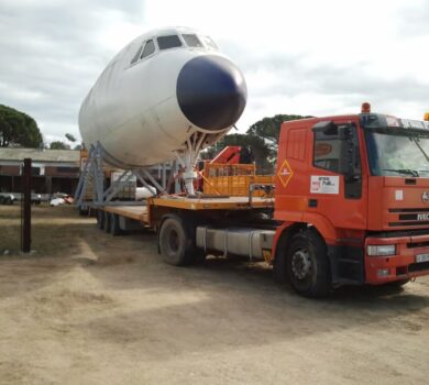 grua transportant avió